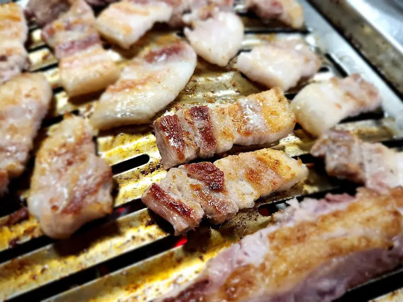 잘 구워진 삼겹살의 모습