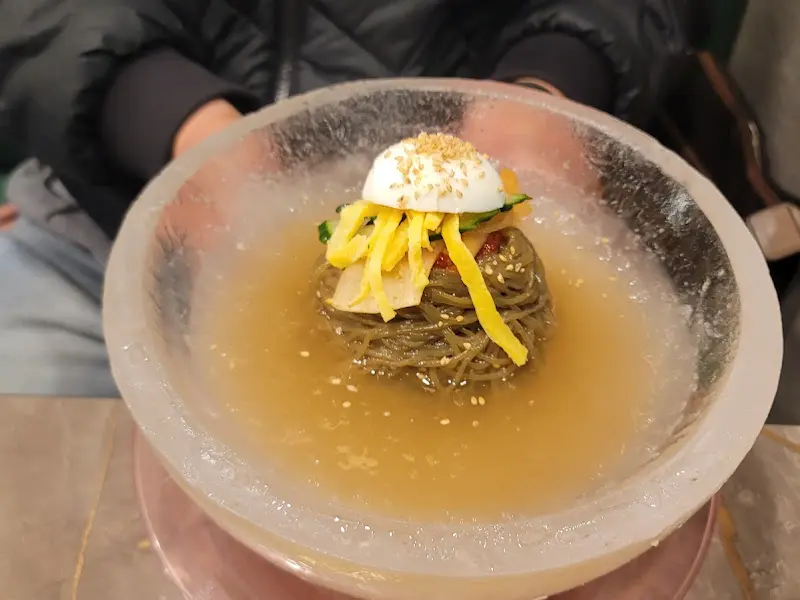 얼음 그릇에 담긴 물냉면