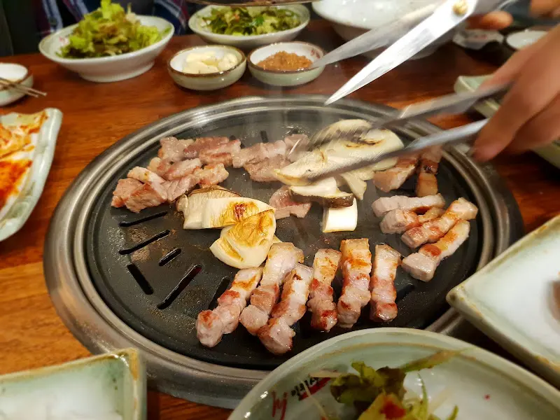 잘 익은 삼겹살과 버섯