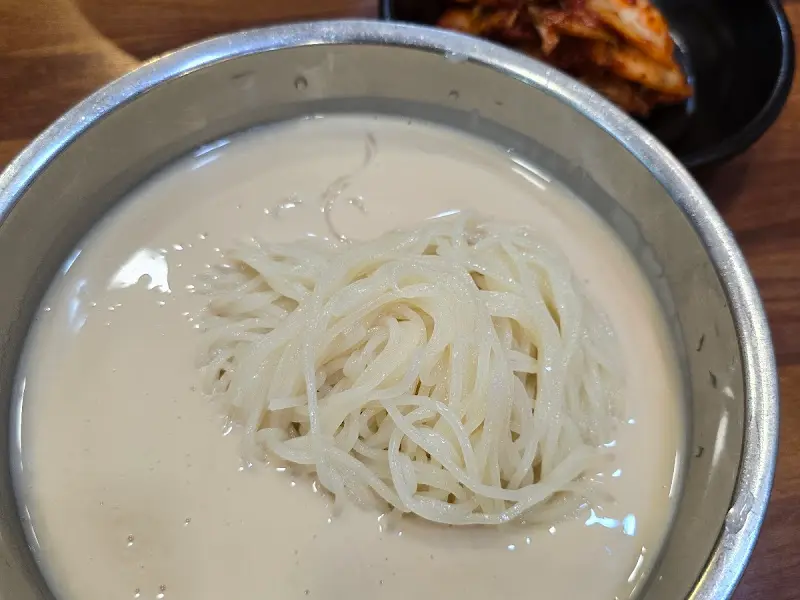 콩국수와 김치의 조화