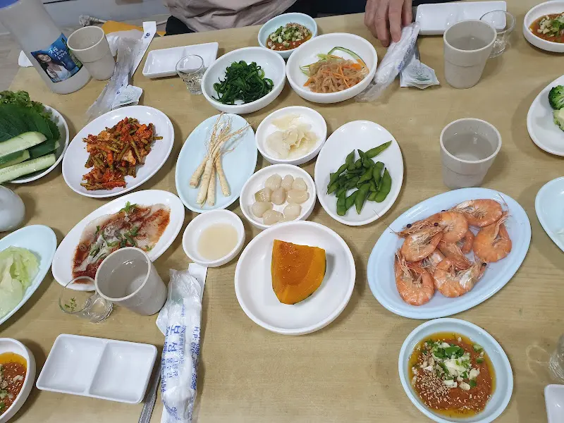 다채로운 밑반찬이 가득 차려진 테이블