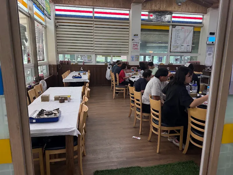 철원청정한우촌 식당 내부 테이블