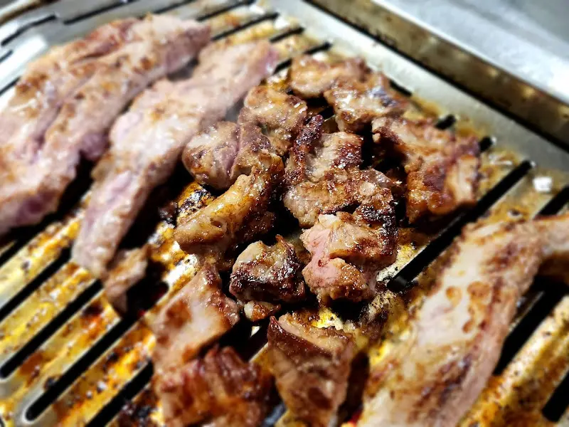 잘 구워진 갈매기살과 삼겹살의 모습