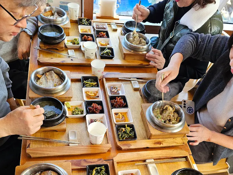 식사하는 손님들