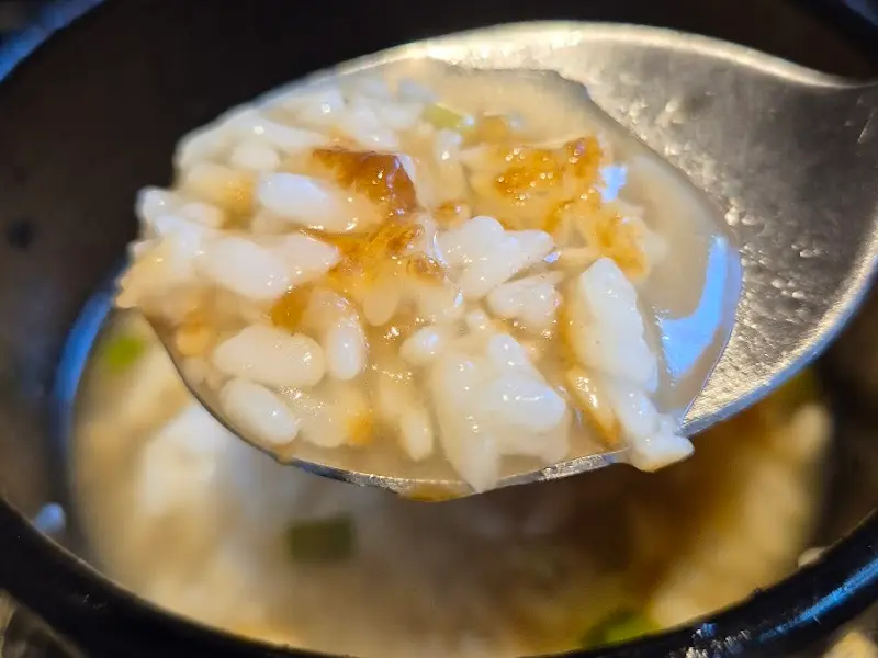 향긋한 연어 향이 코를 찌르는 연어 솥밥