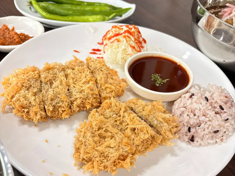 겉바속촉의 정석을 보여주는 돈까스