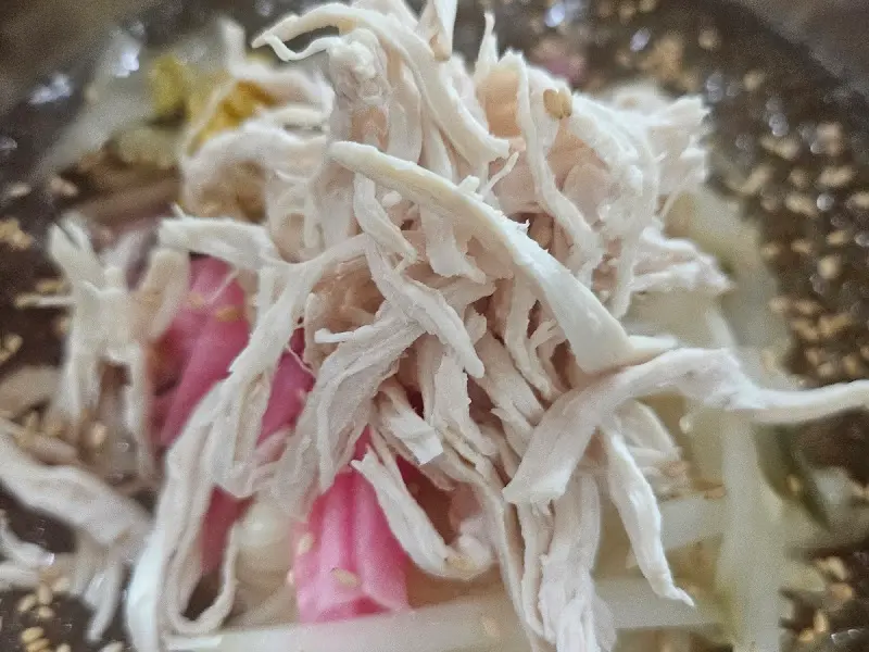 초계국수 닭가슴살 고명