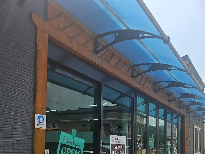 테이블에 놓인 초계국수