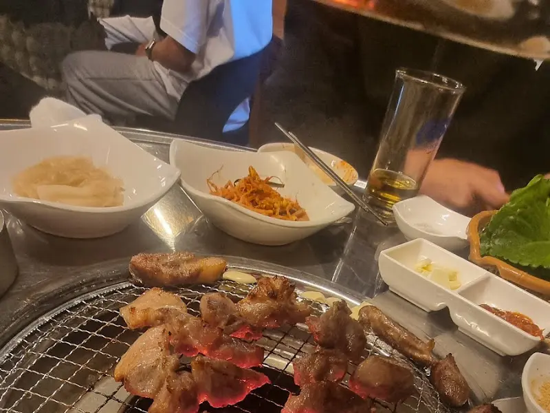 연탄불에 구워지는 뒷고기