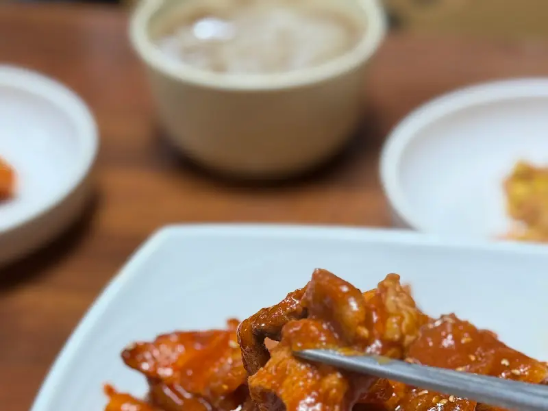 젓가락으로 제육볶음 집는 모습