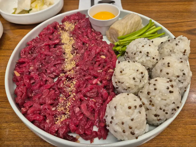 윤기가 흐르는 육회와 밥