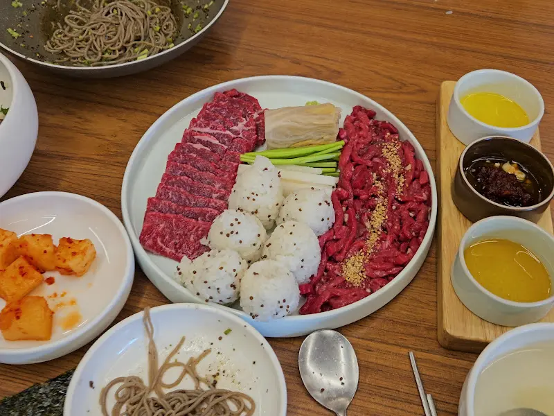 육회, 육사시미, 주먹밥