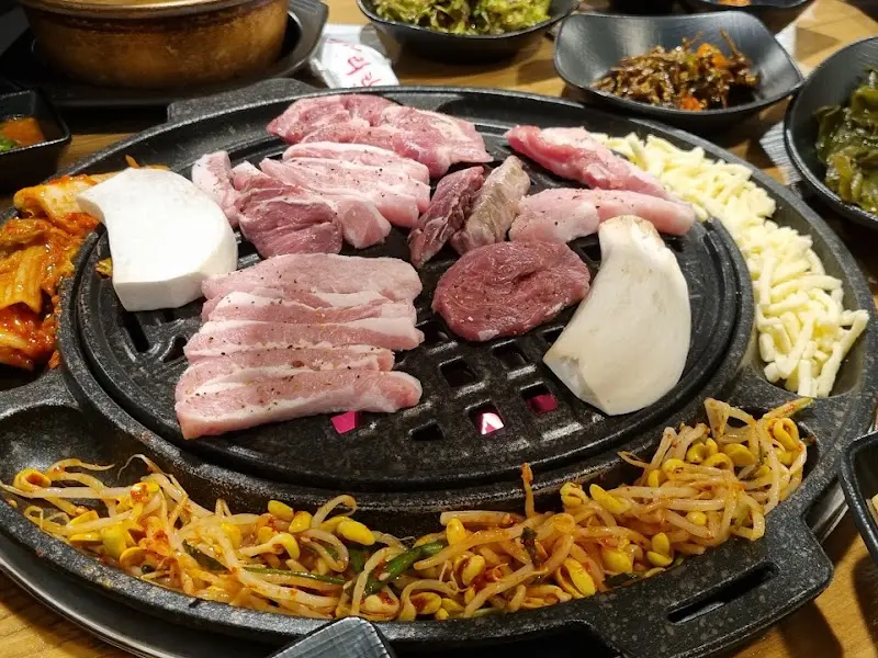 숯불 위에 구워지는 뒷고기