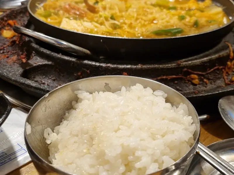 윤기가 흐르는 밥