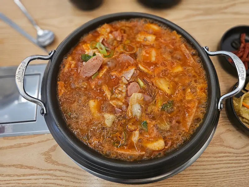 보글보글 끓고 있는 최부대찌개의 부대찌개