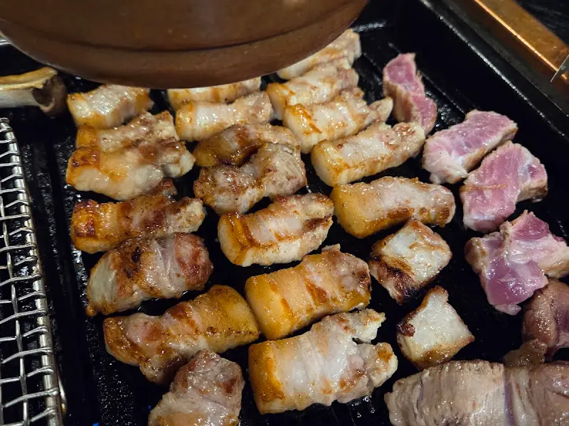 마장동김씨 구디점에서 맛있게 구워진 돼지고기