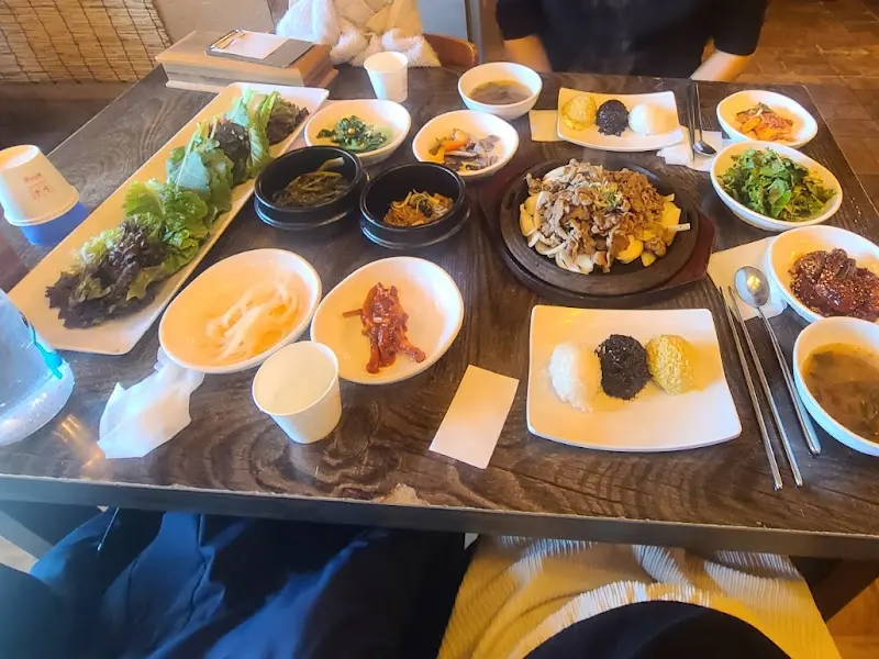 푸짐하게 차려진 쌈밥 정식