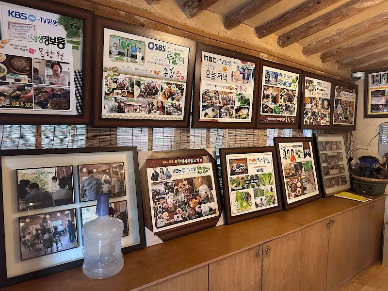 식당 내부에 걸린 방송 출연 사진들