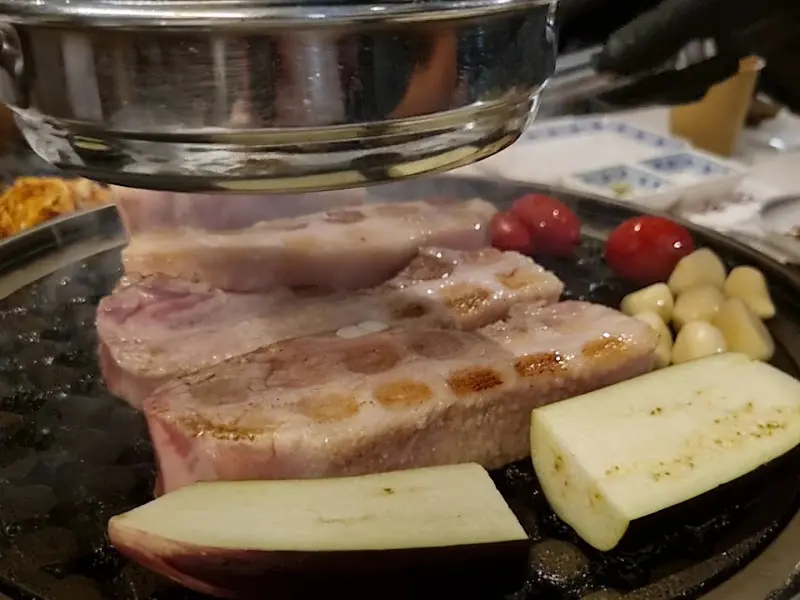 숯불 위에 올려진 삼겹살