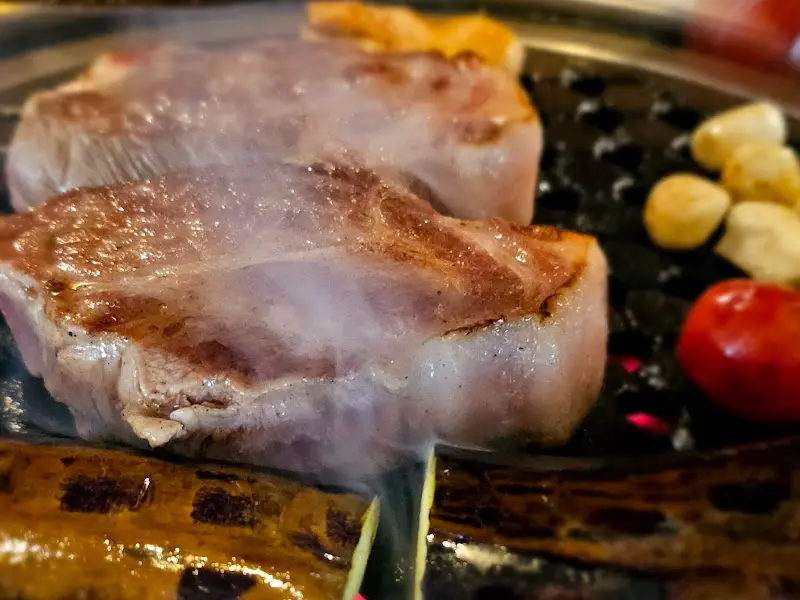 노릇노릇하게 구워진 삼겹살