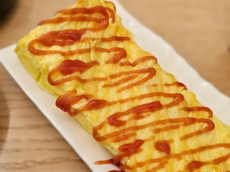 케찹이 뿌려진 촉촉한 계란말이