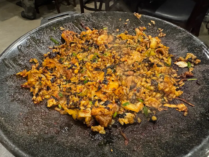 매콤한 양념에 볶아진 볶음밥