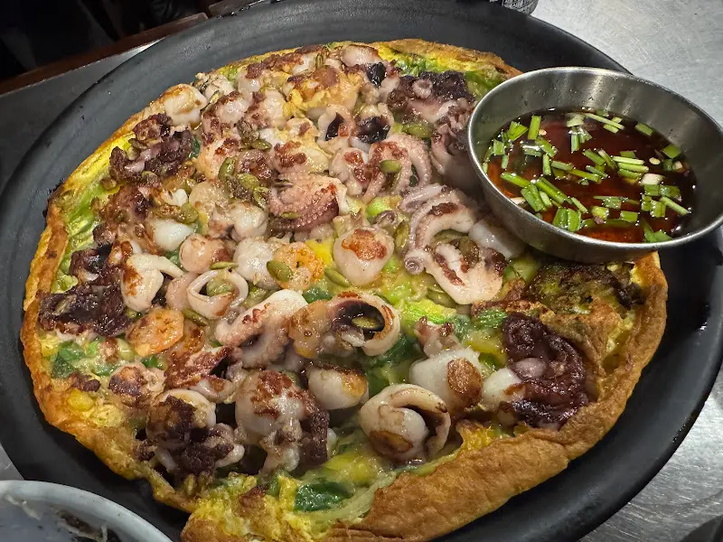 쭈꾸미가 듬뿍 올려진 쭈꾸미 파전