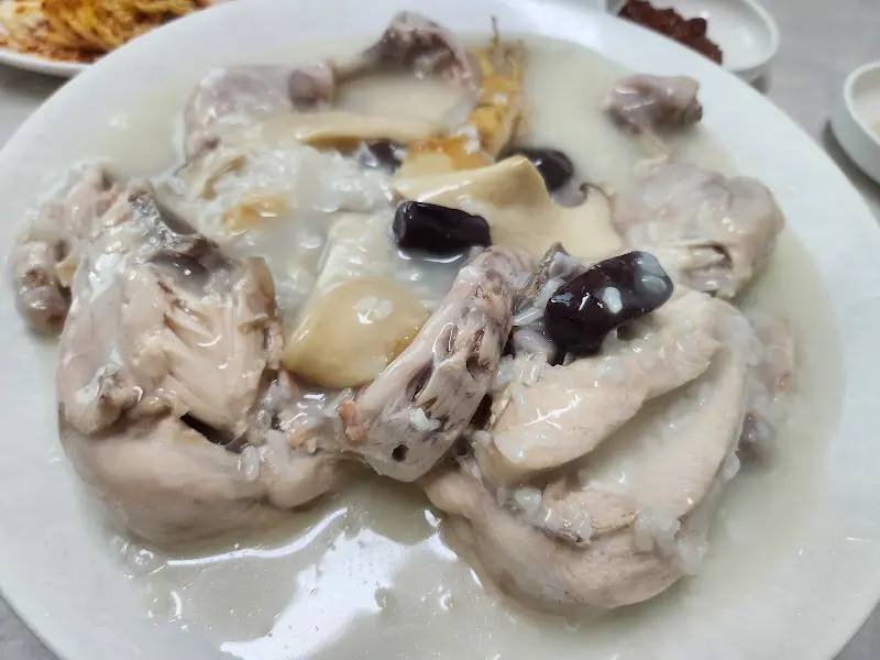 뽀얀 국물에 잠긴 닭백숙