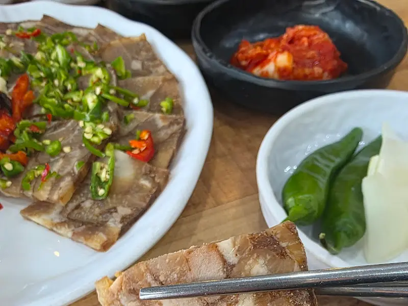 편육과 김치의 조합