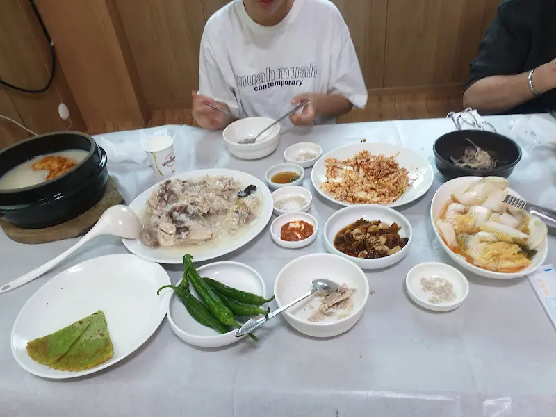 닭백숙과 다양한 반찬들