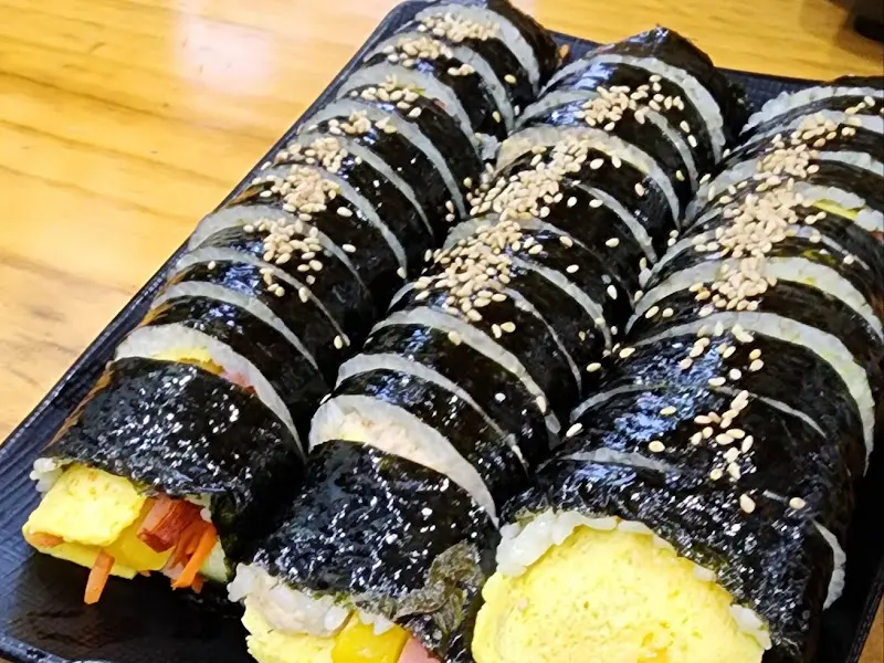 통통하게 말린 김밥