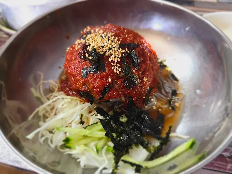보기만 해도 군침이 도는 비빔 막국수