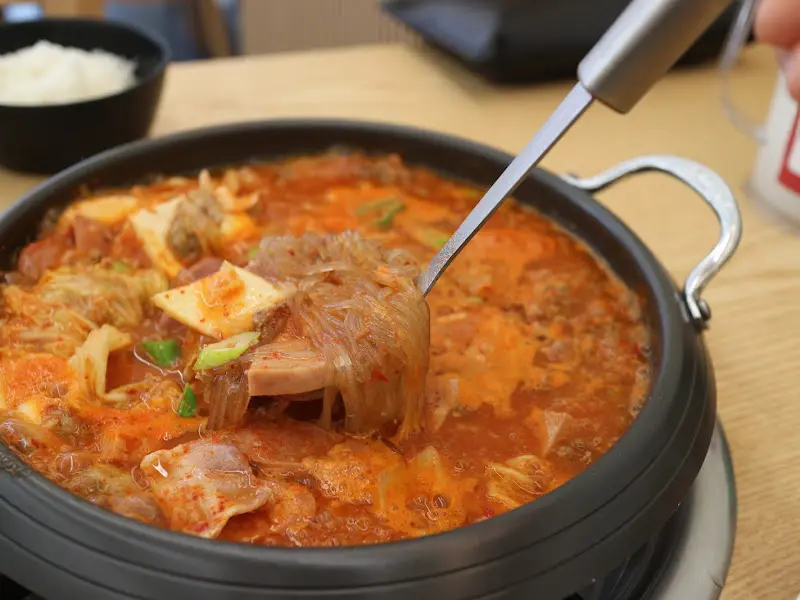 국자로 뜬 부대찌개의 모습