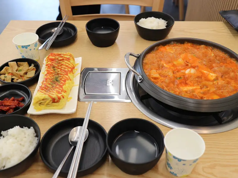 한 상 가득 차려진 부대찌개와 계란말이