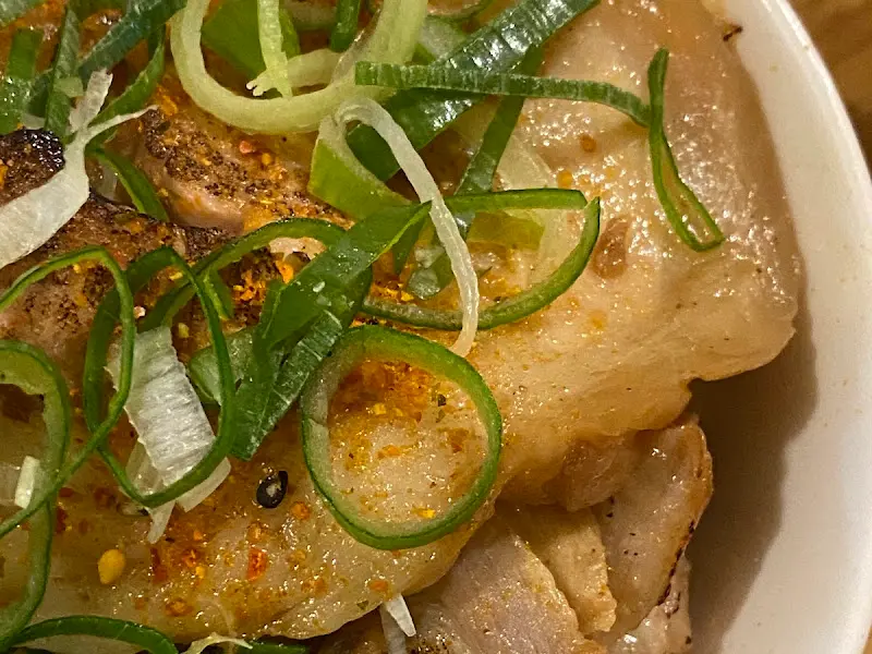 차슈가 산처럼 쌓인 옥토끼제면소 미니 차슈 덮밥