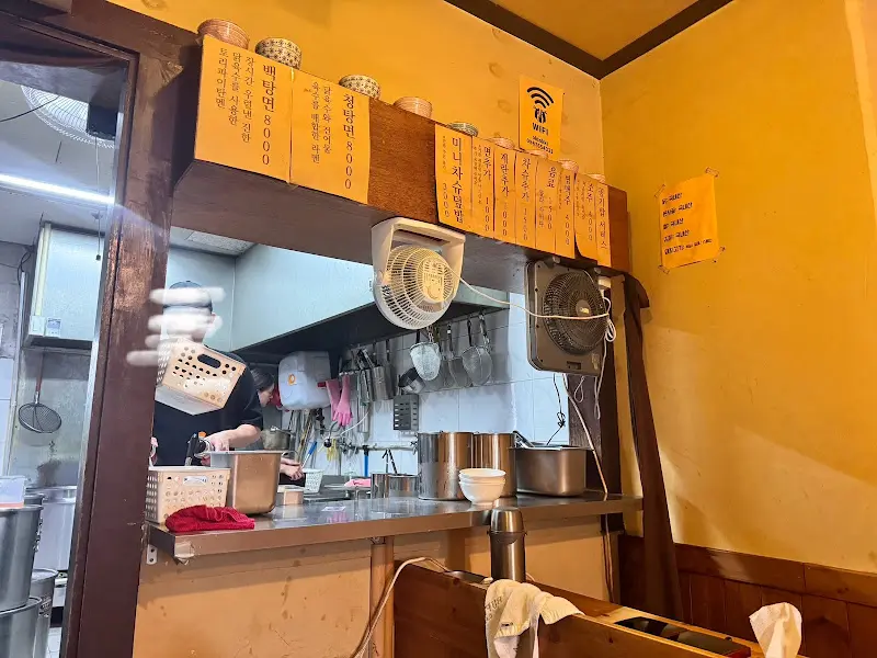 깔끔한 오픈 키친이 인상적인 옥토끼제면소 내부