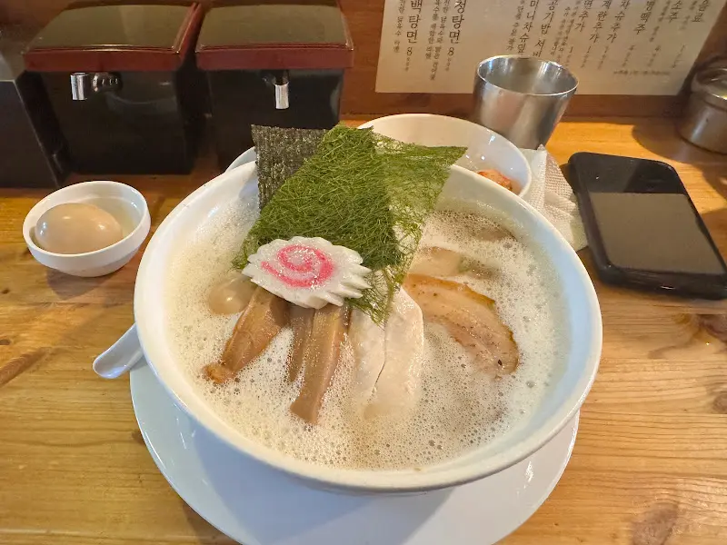 다채로운 토핑이 올라간 옥토끼제면소 청탕면