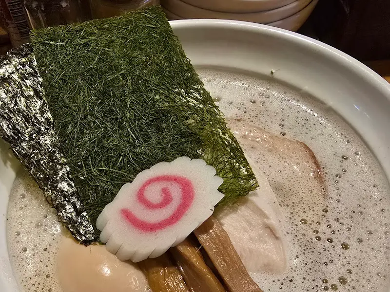 김과 나루토마키가 돋보이는 청탕면