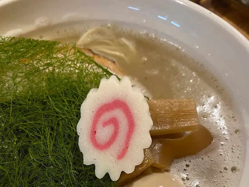 특이한 쑥갓 토핑이 인상적인 옥토끼제면소 라멘