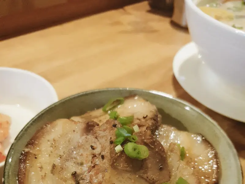 옥토끼제면소의 맛있는 라멘과 차슈덮밥