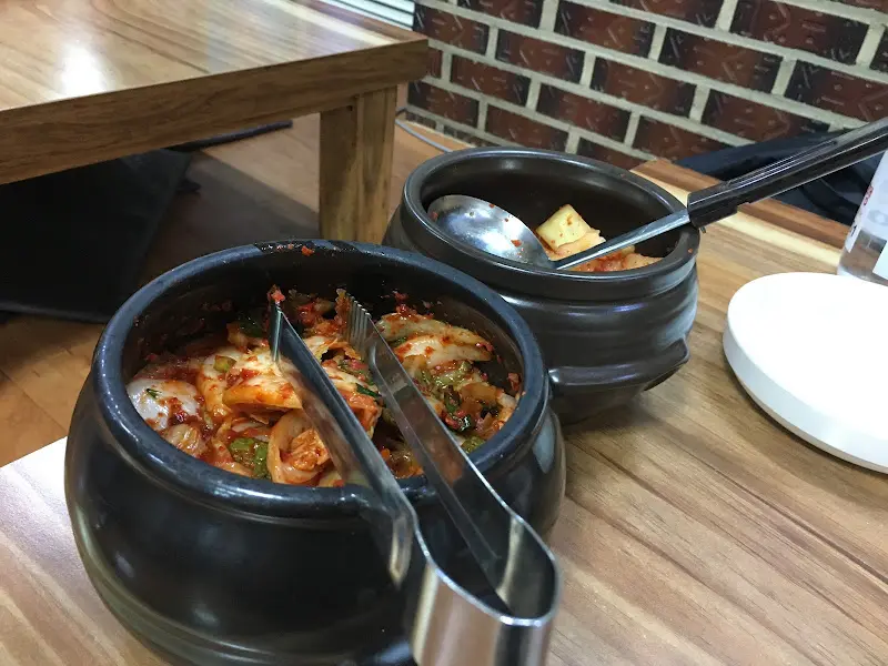 옹기에 담겨져 나온 김치와 깍두기