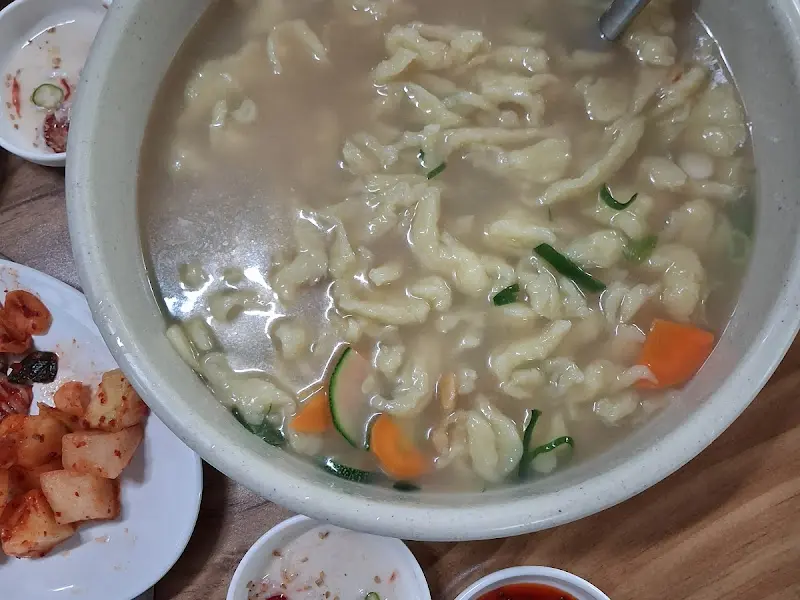 김가루가 듬뿍 뿌려진 칼국수