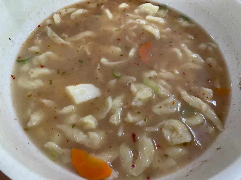 다진 양념이 풀어져 얼큰해진 수제비