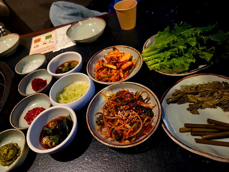 정갈하고 다채로운 밑반찬