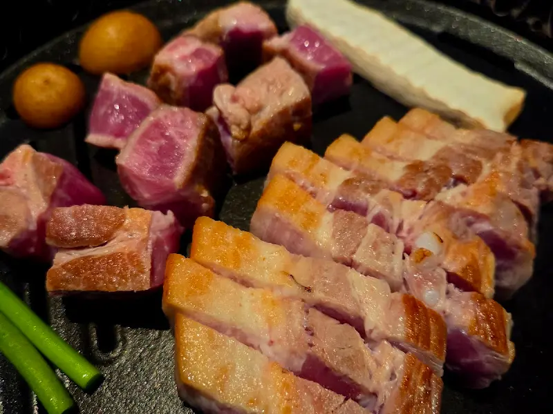 전문가의 손길로 구워지는 숙성 돼지고기