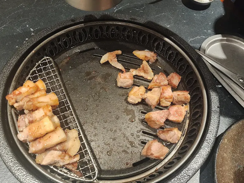 숯불 위에서 구워지는 돼지갈비