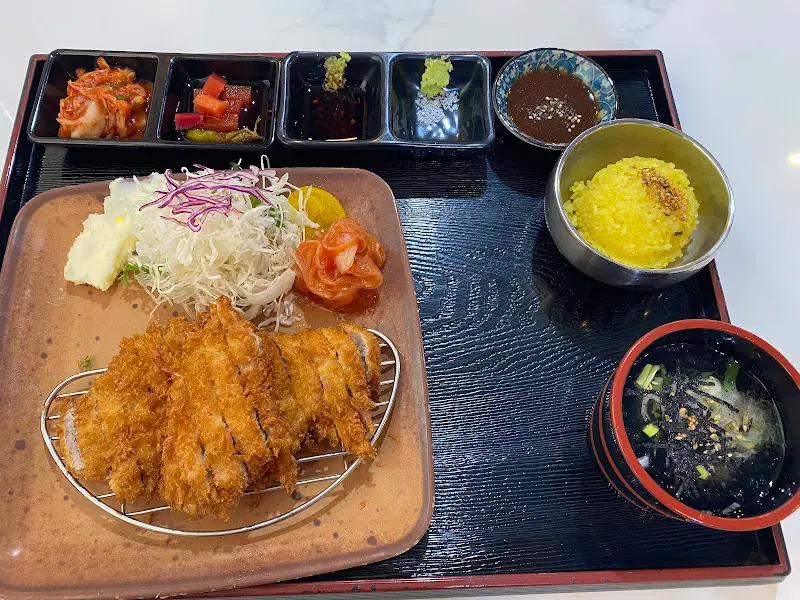 깔끔하게 차려진 돈까스 한 상 차림