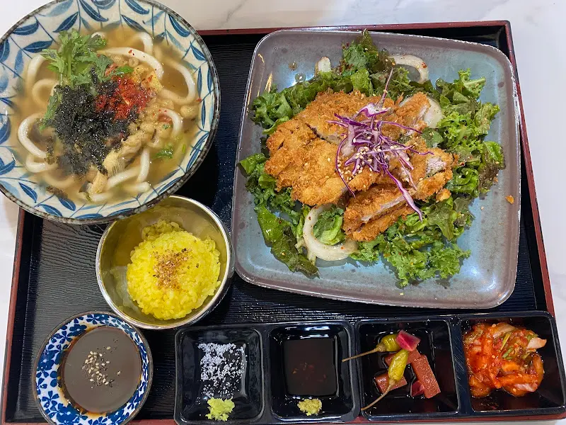 돈까스, 우동, 밥, 샐러드, 곁들임 반찬까지 완벽한 한 상