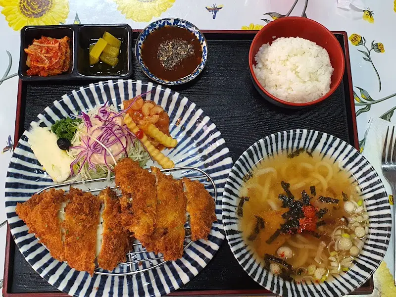 돈까스, 샐러드, 밥, 우동, 소스까지 완벽한 구성