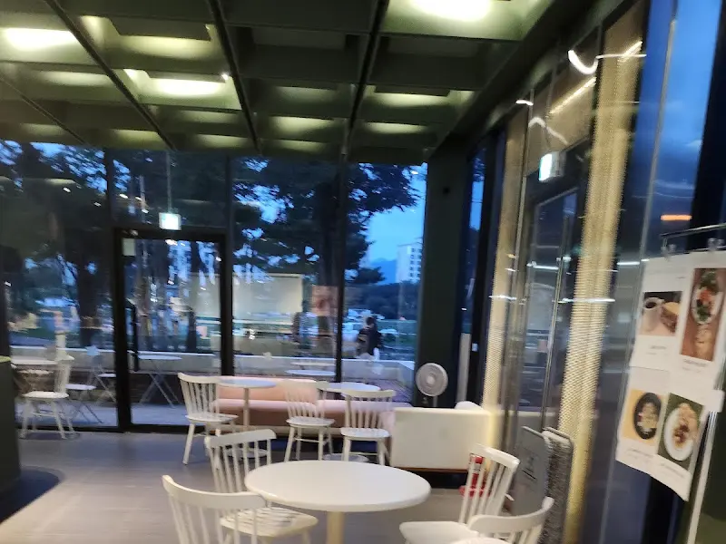 2층 내부에서 보이는 금호강 뷰